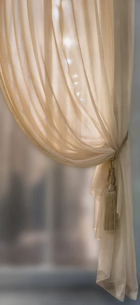 Zasłony tiulu światła tkaniny zabierani przez sznurkowa z pomponem luksusowe — Zdjęcie stockowe
