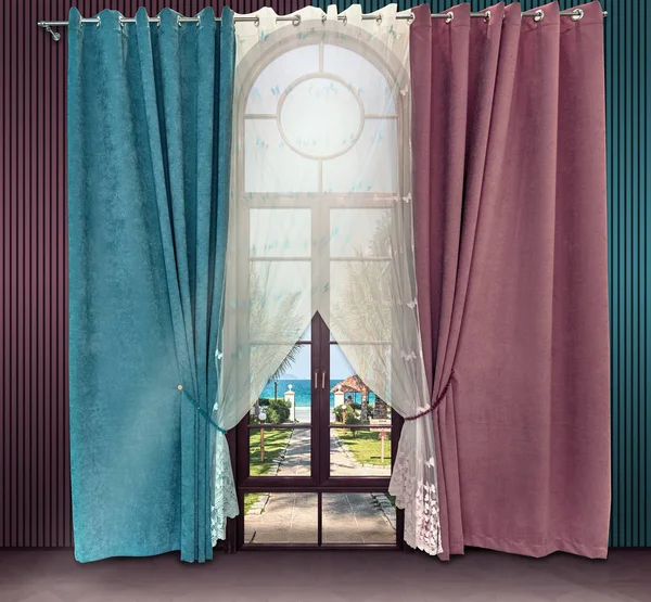 Дизайн інтер'єру в синьо-рожевих тонах. Високі арочні двері з доступом до моря і прямі велюрові штори на люверсах . — стокове фото