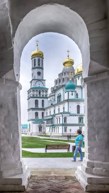 Moskova bölgesi. Istra. İnsanlar diriliş New Jerusalem Manastırı'na geldi. Bir görünümü ile İsa'nın diriliş Katedrali ve çan kulesi duvarındaki kemerli.