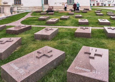 Moskova bölgesi. Istra şehir. Mezarlık. Granit, yeni Kudüs Manastırı bir antik mezar ile mezar taşları
