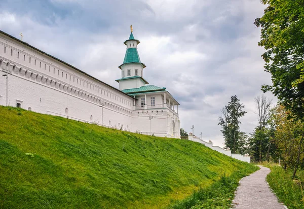 Moscow region. Istra. September 13, 2017. The Resurrection New Jerusalem Monastery. The road along the monastery wall to the Elizabeth Tower. — Stock Photo, Image