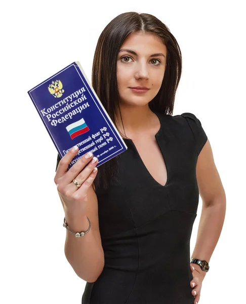 Молодая девушка, юрист, советует прочитать книгу "Конституция Российской Федерации". Белый изолированный фон — стоковое фото