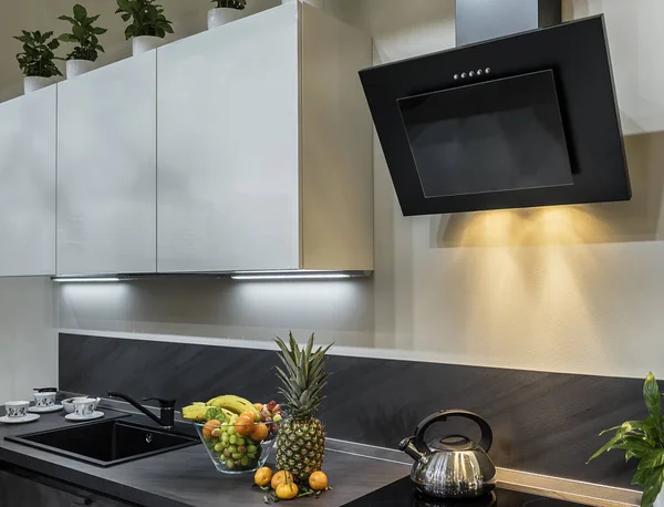 Desayuno por la mañana y un jarrón de fruta en una cocina en blanco y negro al estilo de Hi-Tech . — Foto de Stock