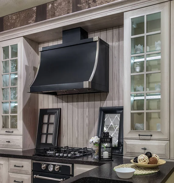 Dapur yang nyaman dengan gaya Retro. fasad kayu ringan dan countertop hitam — Stok Foto