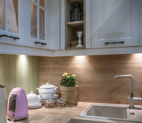 Utensilios de cocina en una mesa de madera en una hermosa cocina moderna — Foto de Stock