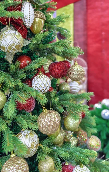 Mooie Kerstboom Versierd Met Rode Gouden Speelgoed — Stockfoto
