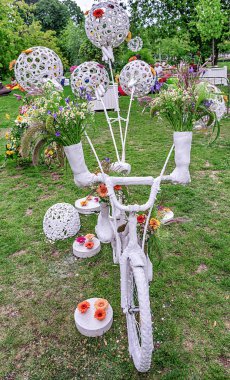 Papatya, bluebells, gerbera flowerbed beyaz boyalı eski bir bisiklet imal edilir