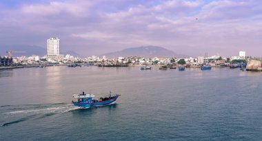 Vietnam, Nha Trang. 30 Nisan 2015. Balıkçı köyü ve şafakta Cai Nehri