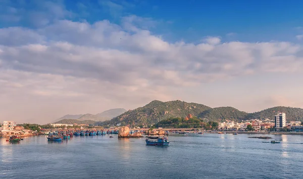 Vietnam, Nha Trang. 30 April 2015. Fiskeläge, floden Cai. Visa på bergen och det templet komplex Po Nagar Cham — Stockfoto