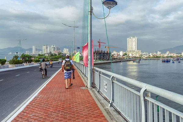越南.芽庄。2015年4月30日。桥梁在河蔡 — 图库照片