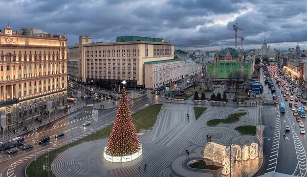 Moscou. 7 janvier 2018. Vue panoramique sur le passage de Lubyansky et Novaïa Plotchad. Arbre de Noël sur la place Lubyanka — Photo