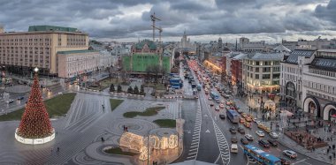 Moskova. 7 Ocak 2018. Panorama. Lubyansky geçit, Novaya olan, metro, kentsel ulaşım için giriş. Noel ağacı Lubyanka Meydanı
