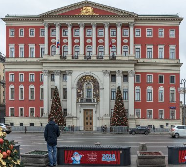 Moskova. 7 Ocak 2018. Yılbaşı ağaçları Moskova Belediye Binası girişinde. Tverskaya Street, 13. Festivali 