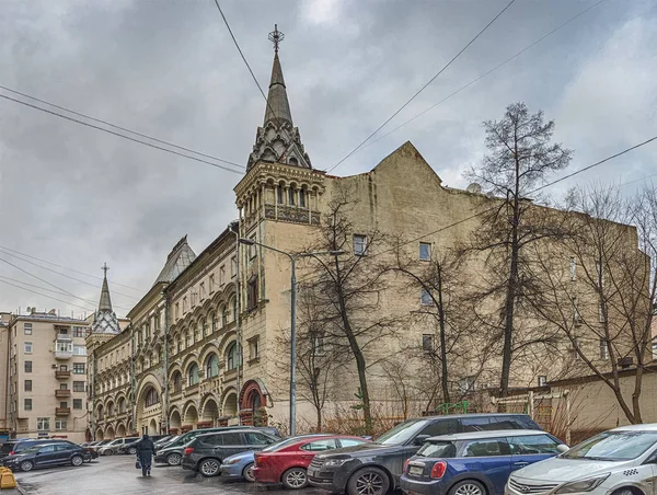 Moscovo. 7 de janeiro de 2018. Um monumento arquitectónico. Quinta Savvinsky. Rua Tverskaya 6, edifício 6. Projeto do arquiteto Ivan Kuznetsov em estilo pseudo-russo com elementos de Art Nouveau e barroco . — Fotografia de Stock