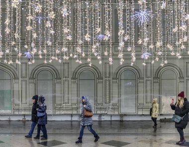 Moskova. 7 Ocak 2018. Sokak ışık çelenk ile Noel için dekore edilmiştir. İnsanlar neşeli bir ruh hali var
