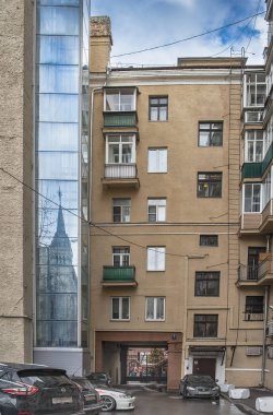 Moskova. 7 Ocak 2018. House 6, Bina 1 Tverskaya Caddesi boyunca yard. Savvinsky manor Asansör boşluğuna Windows yansıması