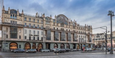 Moskova. 7 Ocak 2018: Teatralnyy Proyezd'de araçlarda hareketi. Hotel Metropol. Akşam şehir panoraması.