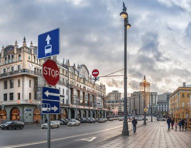 Moskova. 7 Ocak 2018: Yol işaretleri, yol işaretleri ve Teatralnyy Proyezd'de araçlarda hareketi. Hotel Metropol. Akşam.