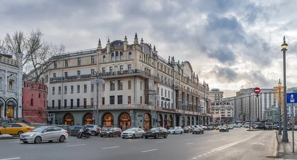 Moskva. 7. ledna 2018: Pohyb aut na Teatralnyy Proyezd. Hotel Metropol. Dobrý večer. Panorama. — Stock fotografie