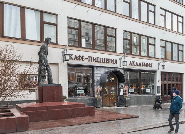 Moskau. 7. januar 2018: kamergersky pereulok. Denkmal für Anton Pawlowitsch Tschechow. Café und ilya glasunovs Akademie für Malerei und Architektur. — Stockfoto