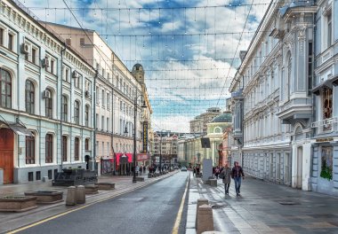 Moskova. 7 Ocak 2018: Bolshaya Dmitrovka Sokağı. Sol tarafta - eski karlı G.G. Solodovnikova ve operet tiyatro evler. Sağ tarafta Synodal bölümü (mimar IG Kondratenko Projesi) eski gelir evi ve ho