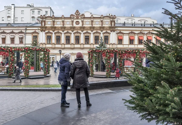 В Москве. 7 января 2018 года: Рождество. Улица Кузнецкий мост. Люди ходят по площади с празднично украшенными палатками для покупок. Бывший доходный дом И. Воронцовой-И.Г. Евдокимовой-Зи Шориной . — стоковое фото