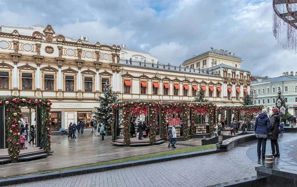 В Москве. 7 января 2018: Улица Кузнецкий мост. Люди на площади с украшенными палатками перед магазином "ЦУМ" и он бывший прибыльный дом Воронцова, Евдокимова, Шорина . — стоковое фото