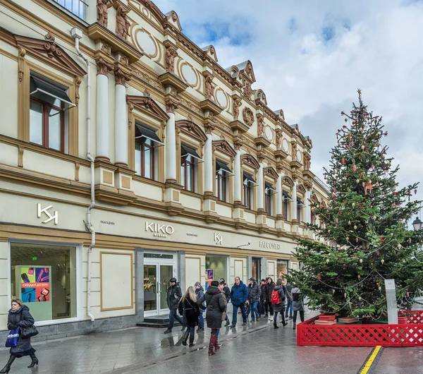 В Москве. 7 января 2018 года: Рождественская елка на ул. Кузнецкого мост, дом 7, корпус 1. Бывший прибыльный дом . — стоковое фото