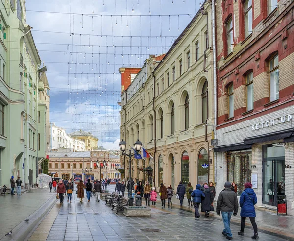 В Москве. Январь 7, 2018: Люди прогуливаются по пешеходной улице Кузнецкий мост — стоковое фото