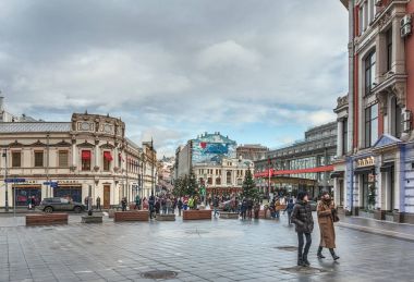 Kuznetsk çoğu ve Petrovka sokaklarında geçiş. Kasaba halkı ve turistlerin orta evrensel mağazası 