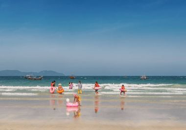 Vietnam, 3 Mayıs 2015: Beach Doktor izin. Ebeveynlerin çocukları ile denizde yüzüyor