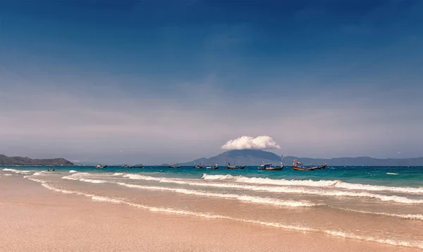 Vietnam, 3 mei 2015: Strand Doc laat. Blauwe hemel, geel zand, turquoise water en vissersboten. — Stockfoto