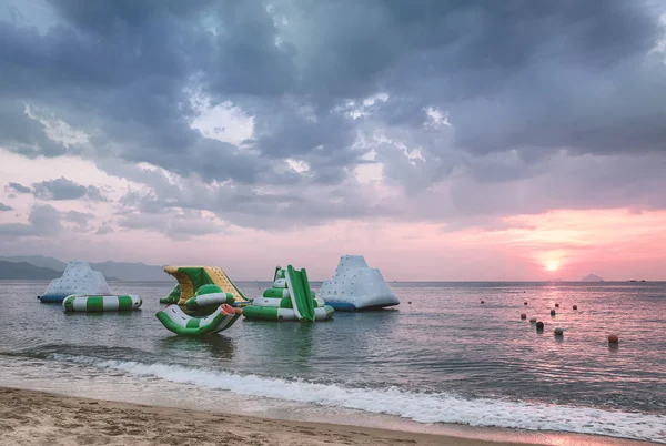 Vietnam. Nha Trang. Early morning. Dawn. Inflatable climbing walls are on the water. — Stock Photo, Image