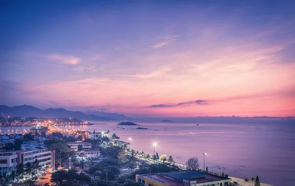 Βιετνάμ, Nha Trang. 8 Μαΐου 2015. Όμορφο νυχτερινό τοπίο της πόλης και στη θάλασσα. Η αυγή, ξημέρωσε πέρα από τον ορίζοντα. — Φωτογραφία Αρχείου