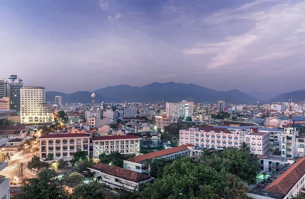 Βιετνάμ, Nha Trang. 8 Μαΐου 2015. Θέα από ψηλά, στην κατοικημένη περιοχή του θέρετρου. Πριν από την Ανατολή. — Φωτογραφία Αρχείου