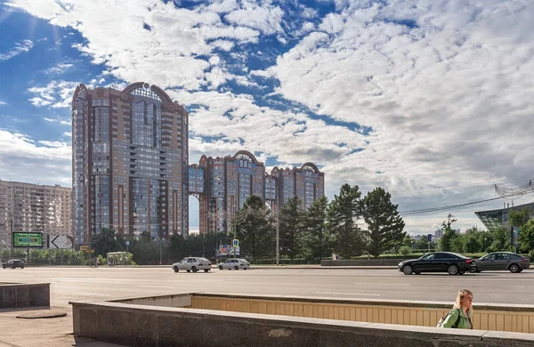 Moscú. 16 de junio de 2014. Complejo residencial de clase empresarial "Kuntsevo". Paso peatonal subterráneo por la autopista Mozhayskoye . — Foto de Stock
