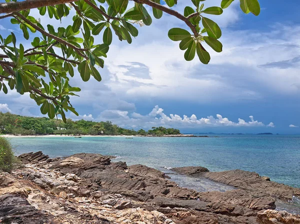Thaïlande. L'île de Samet. Eau turquoise propre, rive pierreuse, ciel bleu et nuages blancs clairs . — Photo