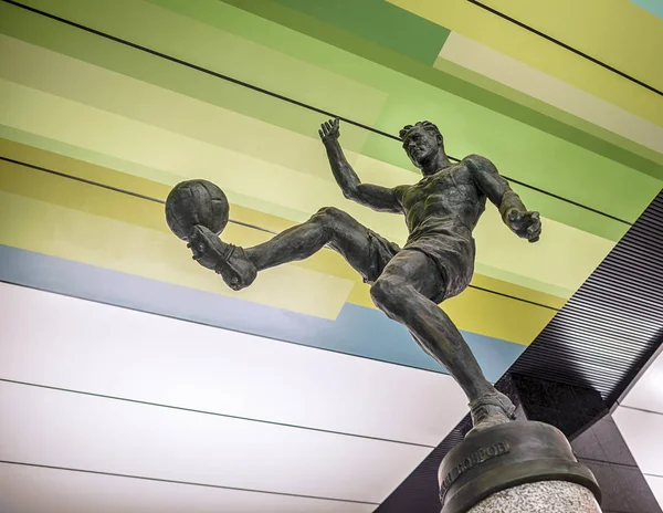 Moscou, 24 de março de 2018. Escultura de bronze do jogador de futebol Vsevolod Mikhailovich Bobrov na estação CSKA do metrô de Moscou — Fotografia de Stock