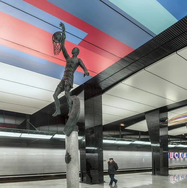 Moskau, 24. März 2018. u-Bahn-Station cska. Bronzeskulptur des Basketballspielers Victor Chryapa. das Werk des Bildhauers Michail Perejaslawez — Stockfoto