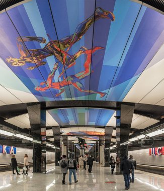 Moskova, 24 Mart 2018. Yeni bir metro istasyonu Cska (Moskova metropolitan Kalininsko-Solntsevskaya hattı). Orada çeşitli spor tavan ile renkli resimleri 