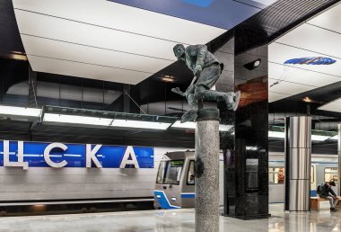 Moskova, 24 Mart 2018. CSKA Moskova metro istasyonu. Hokey oyuncusu, hokey kulübü Denis Denisov kaptanı bronz heykel. Heykeltraş Mikhail Pereyaslavets çalışmalarını