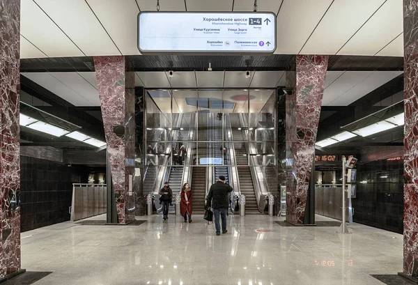 Moscovo. 24 de março de 2018. Estação "Horoshevskaya" do Metro de Moscovo na "Bolshoy koltsevoy Line". Escada rolante e saída para a cidade — Fotografia de Stock