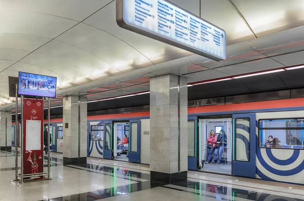 Moscú, 24 de marzo de 2018. Un tren con puertas abiertas está en la estación de metro "Spartak". Línea Tagansko-Krasnopresnenskaya. Los vagones están pintados en los colores de la marca Moscow Transport. Techo rojo y los lados es gris y azul con un patrón . —  Fotos de Stock