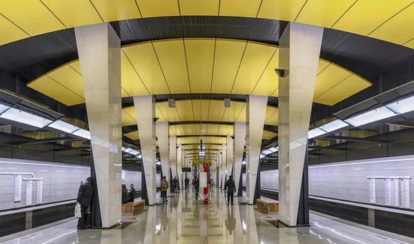 Moskau, russland - 3. april 2018. station shelepikha moscow metro auf der bolschoi koltsevoy linie. Passagiere warten auf die Ankunft des Zuges — Stockfoto