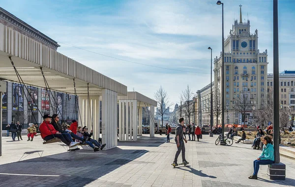 Moskova. 5 Nisan 2018. Triumphal Meydanı, değişim, hotel Beijing ve Metro Mayakovskaya. Genç geri kalan insanlar, spor yapar ve büyük dalgalanmalar salıncak