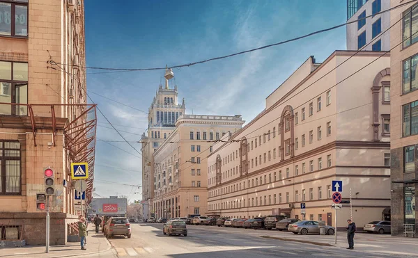 Moscú. 5 de abril de 2018. La calle Brest 2. La gente está parada en un cruce peatonal. Los coches conducen a lo largo de la calle con el tráfico de ida hacia el Teatro Satire y el Hotel Beijing . Imagen De Stock