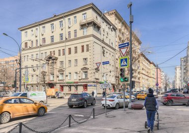 Moskova. 05 Nisan 2018. Daire ev No 24 kesişme noktalarında 2-ya Brestskaya Caddesi ve Vasilievskaya. Trafik ışıkları ve yol işaretleri: yaya geçidi, vermek yol, tek yönlü trafik, Otopark yasaklanmıştır ve tabela Stop.