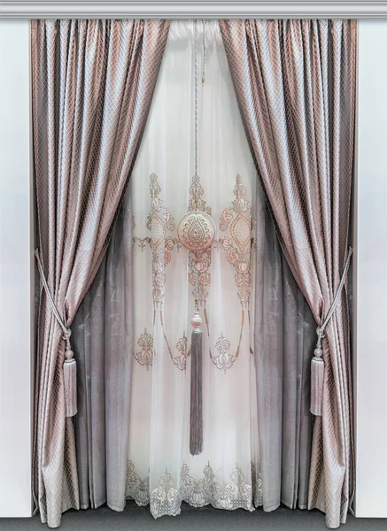 Элегантные двойные занавески из натуральных тканей и роскошный тюль с орнаментом — стоковое фото