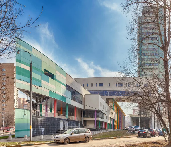 Moscú. 24 de abril de 2018: Teatro educativo "GITIS". Académico Pilyugin calle, casa 2. Fachada con columnas de colores y coches aparcados en el patio —  Fotos de Stock