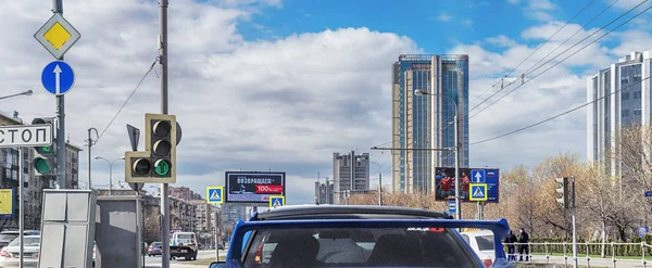 Moscú. 28 de abril de 2018. Prospecto Vernadskogo. Semáforo, señales de tráfico y vallas publicitarias . — Foto de Stock